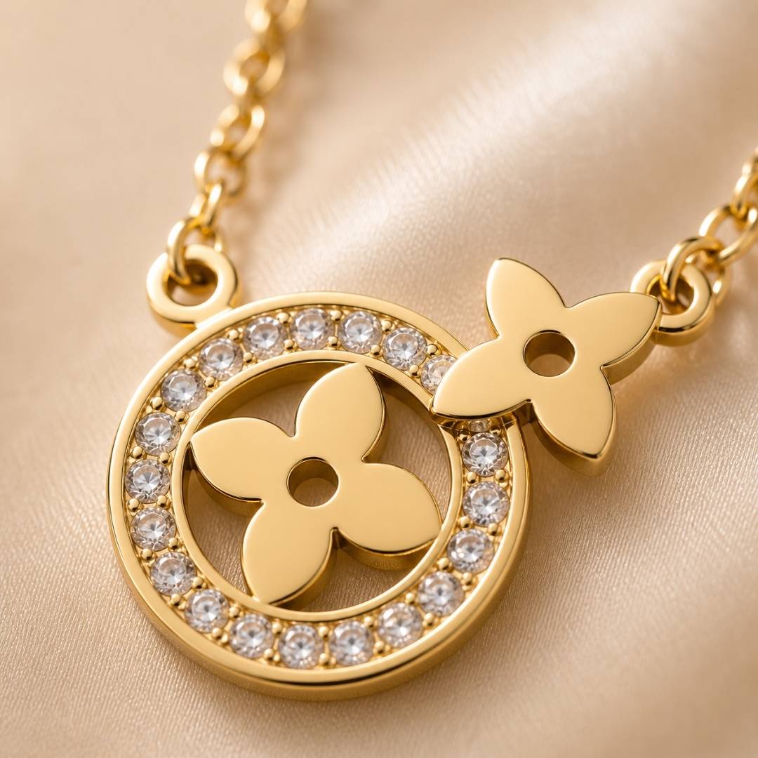 Clover Crest Charm Anti-Tarnish Pendant Necklace – Pack of 1